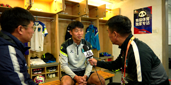 足球运动员更衣室内采访 - 球员正在接受熊猫体育独家专访